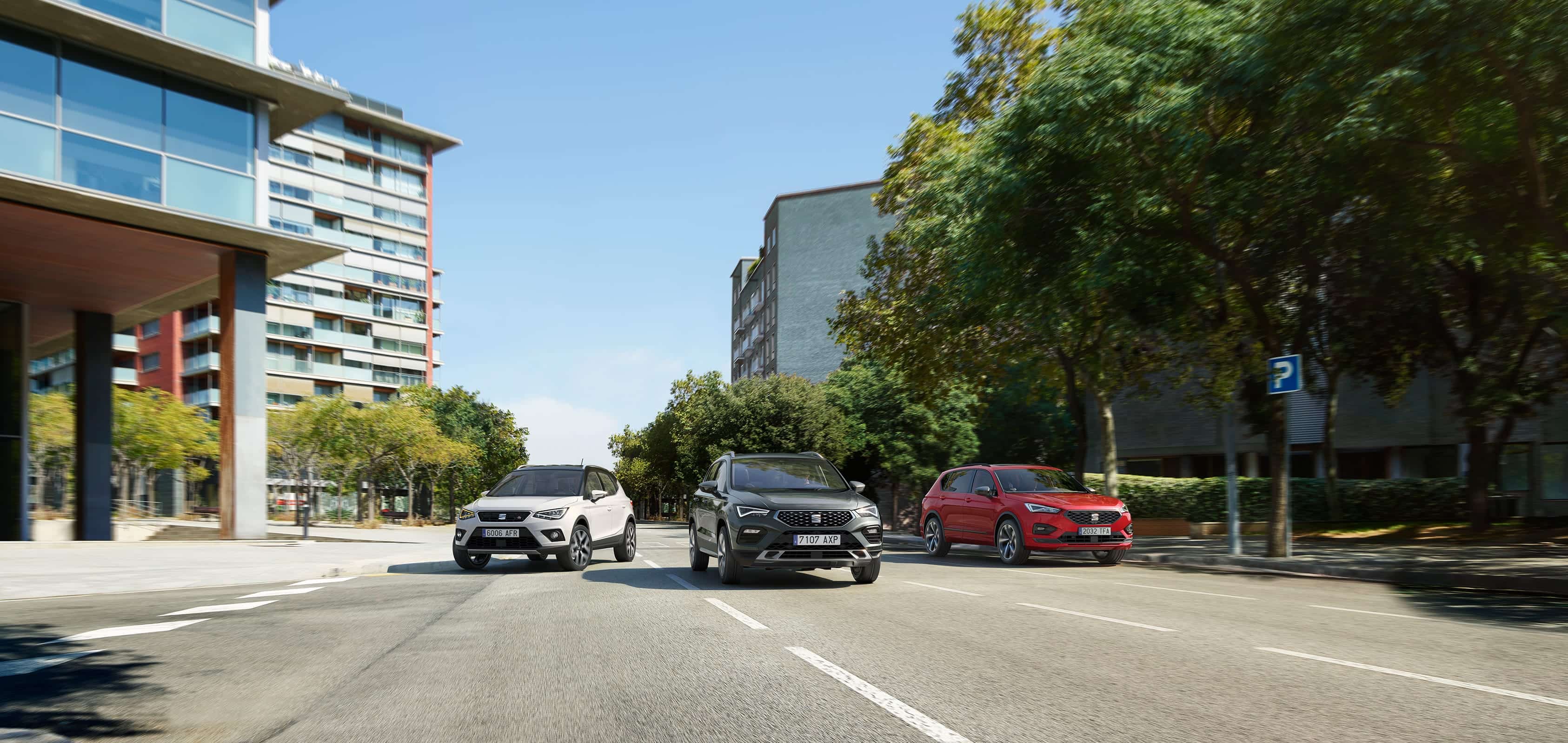 SEAT Arona dark camouflage colour next to the SEAT Ateca bila white colour and SEAT Tarraco velvet red colour