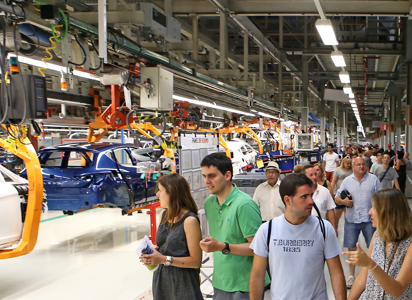 SEAT Martorell Factory group of people on a tour – SEAT Human Resources Culture