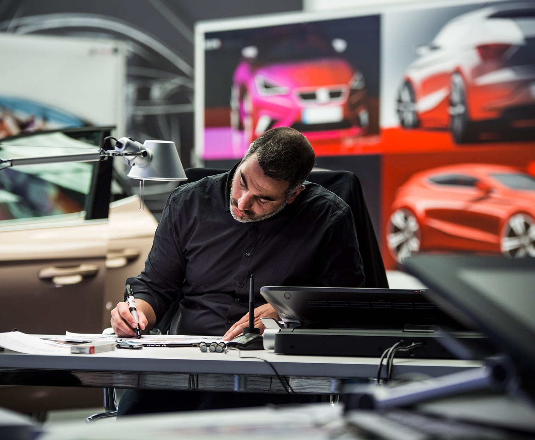 Man drawing at desk with a marker – SEAT Human Resources