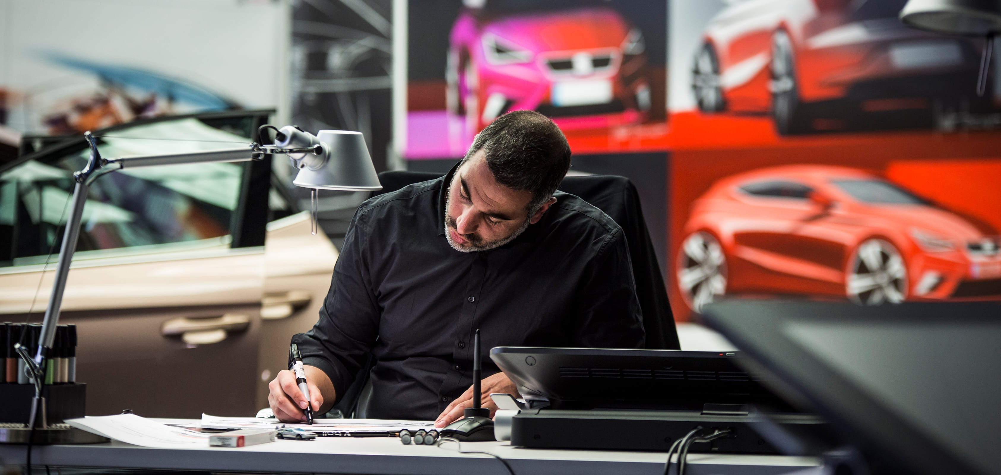 Man drawing at desk with a marker – SEAT Human Resources