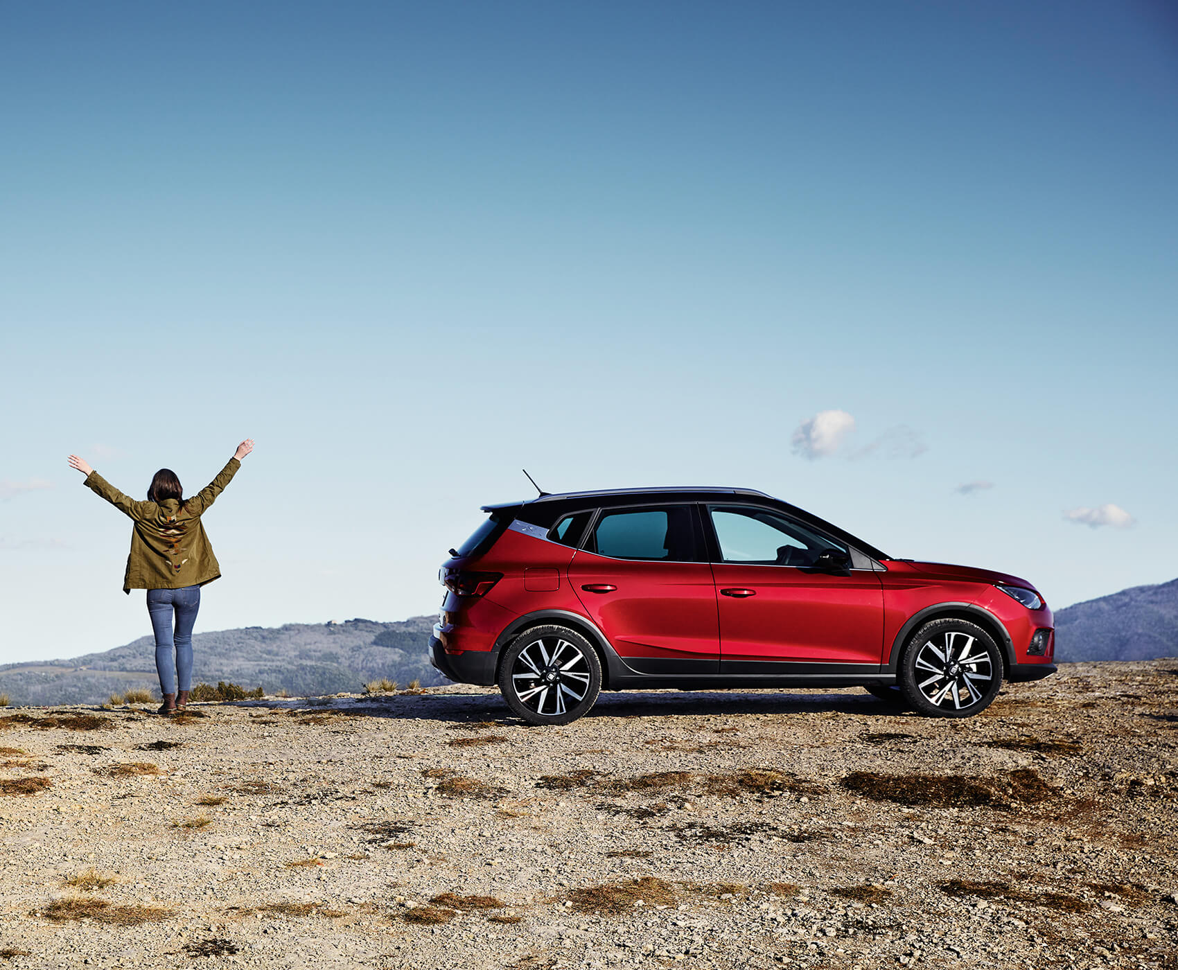 SEAT new car services and maintenance – Side view of a SEAT Arona Crossover SUV in the desert